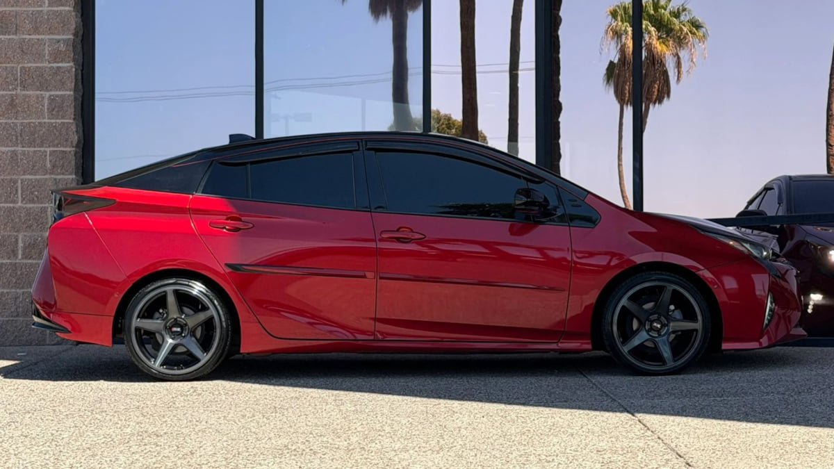 Used 2017 Toyota Prius Four Touring w/ Premium Convenience Package FWD image 17