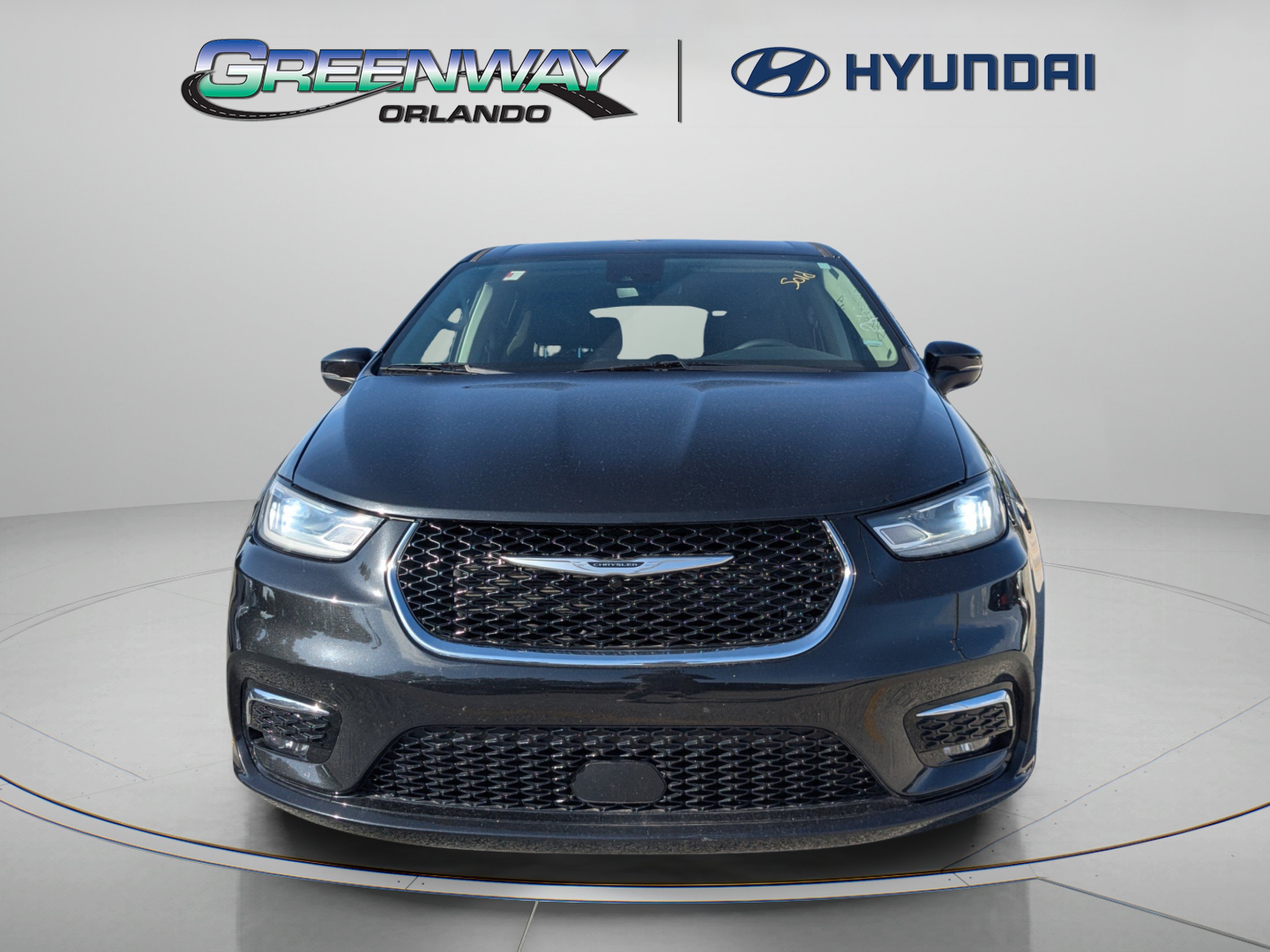 Used 2023 Chrysler Pacifica Touring-L FWD image 3