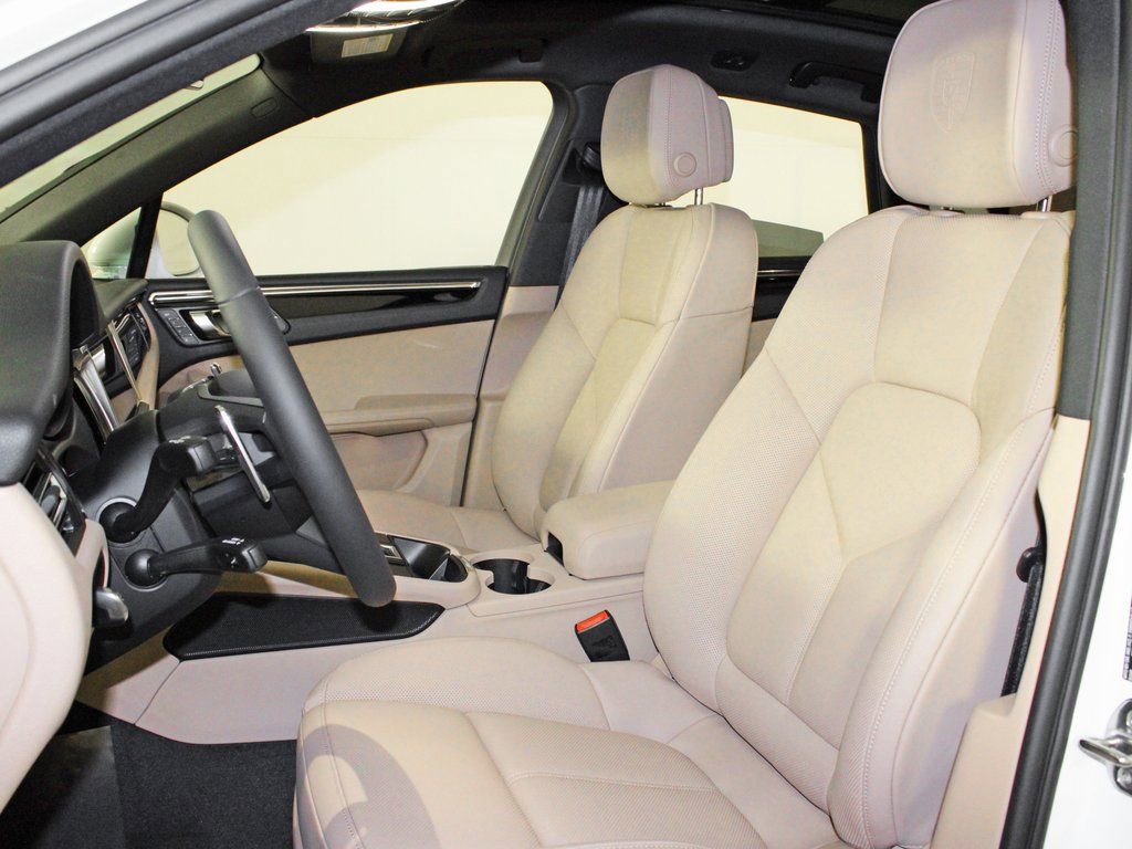 Certified 2025 Porsche Macan image 5