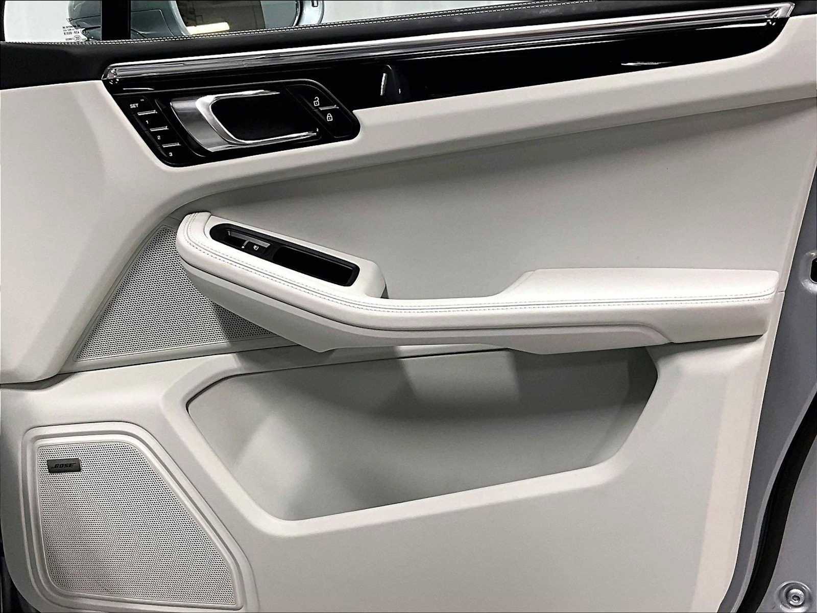 Used 2025 Porsche Macan image 29