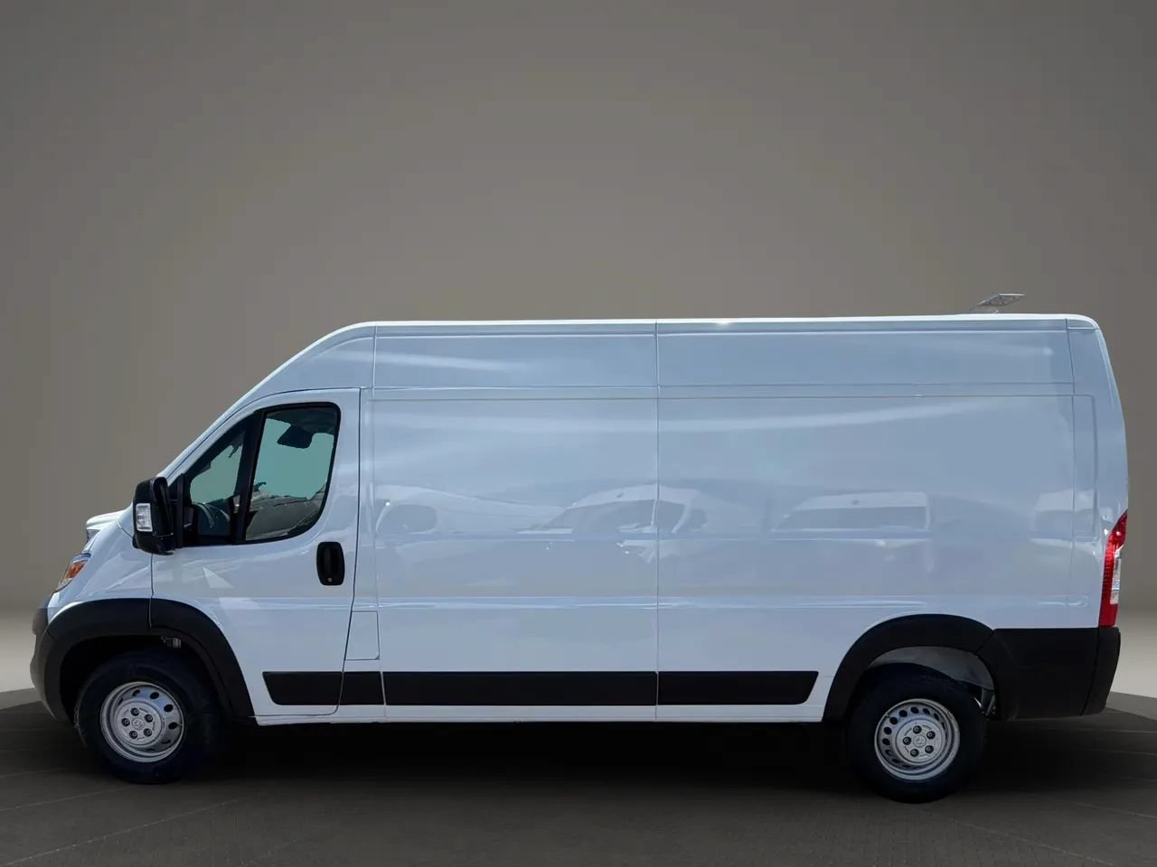 Used 2025 RAM ProMaster 2500 w/ Convenience Group FWD image 3