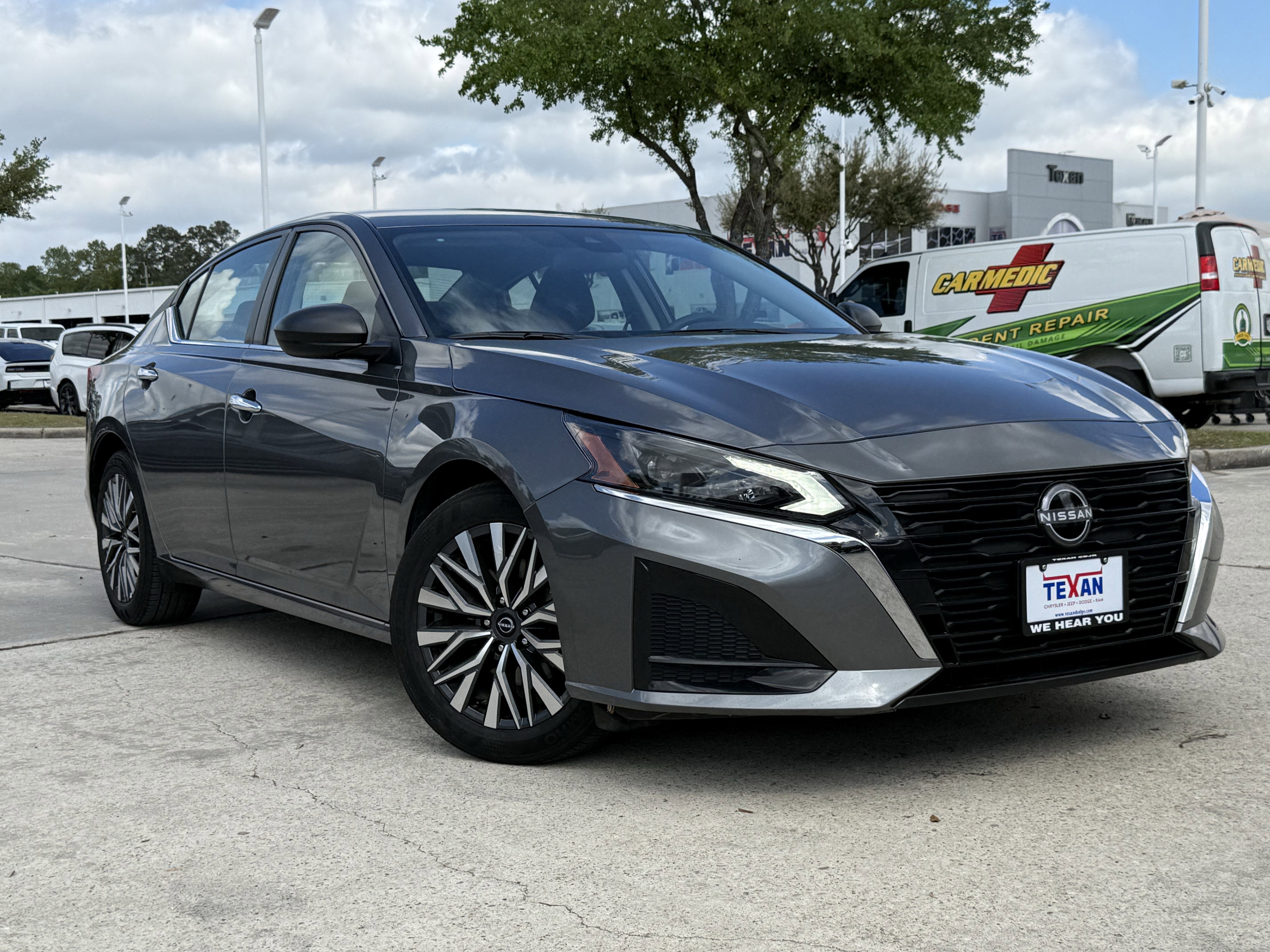 Used 2025 Nissan Altima 2.5 SV FWD image 2