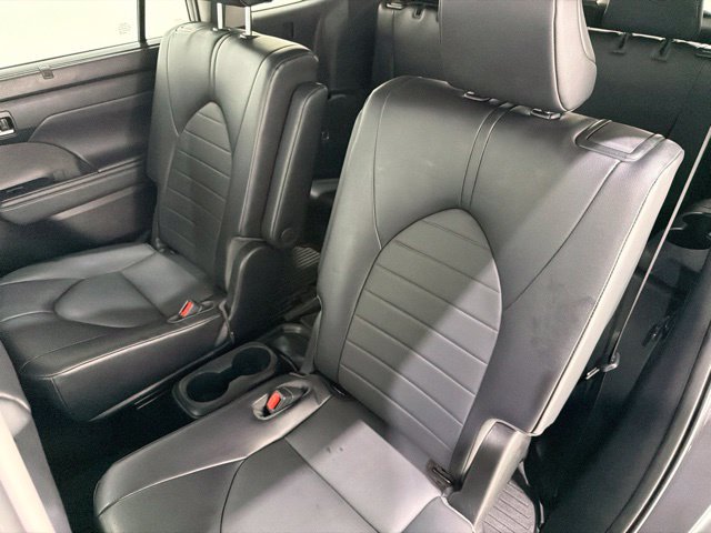 Used 2021 Toyota Highlander XLE AWD/4WD image 16