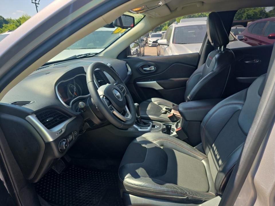 Used 2018 Jeep Cherokee Trailhawk w/ Comfort/Convenience Group AWD/4WD image 6