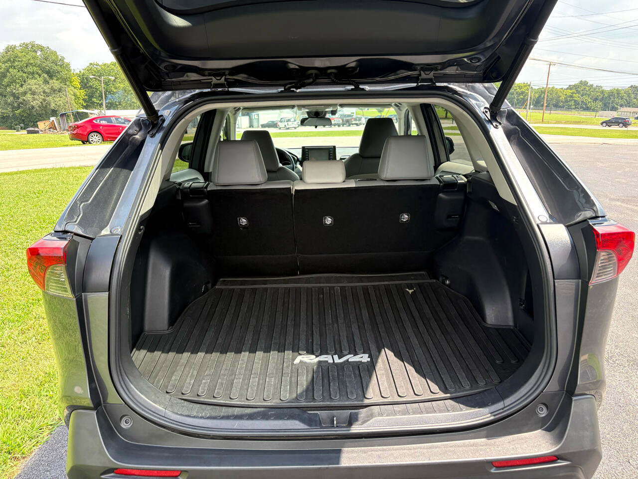 Used 2020 Toyota RAV4 XLE Premium image 4