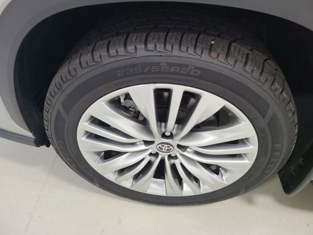 Certified 2024 Toyota Highlander Platinum FWD image 39
