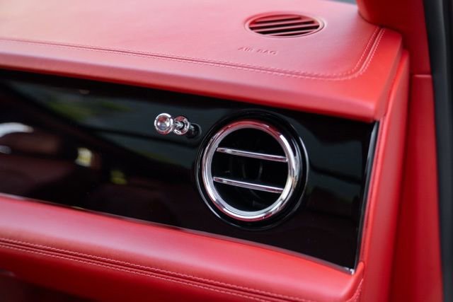 Used 2022 Bentley Bentayga AWD/4WD image 33