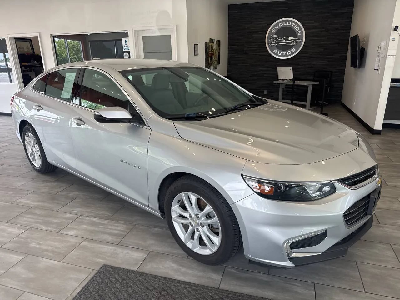 Used 2018 Chevrolet Malibu LT FWD image 4