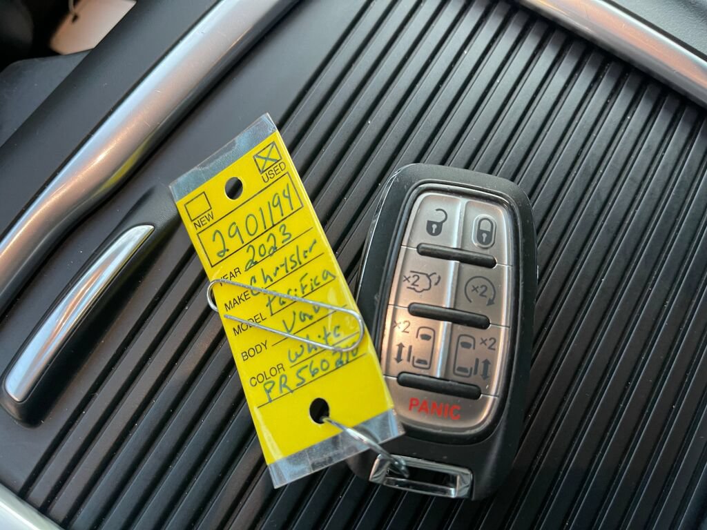 Used 2023 Chrysler Pacifica Touring-L FWD image 4
