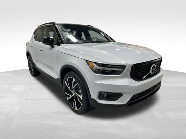 Used 2022 Volvo XC40 T5 R-Design w/ Climate Package image 8