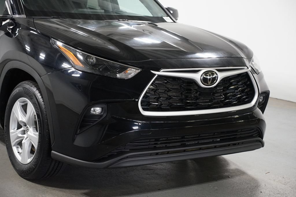 Certified 2024 Toyota Highlander LE FWD image 4