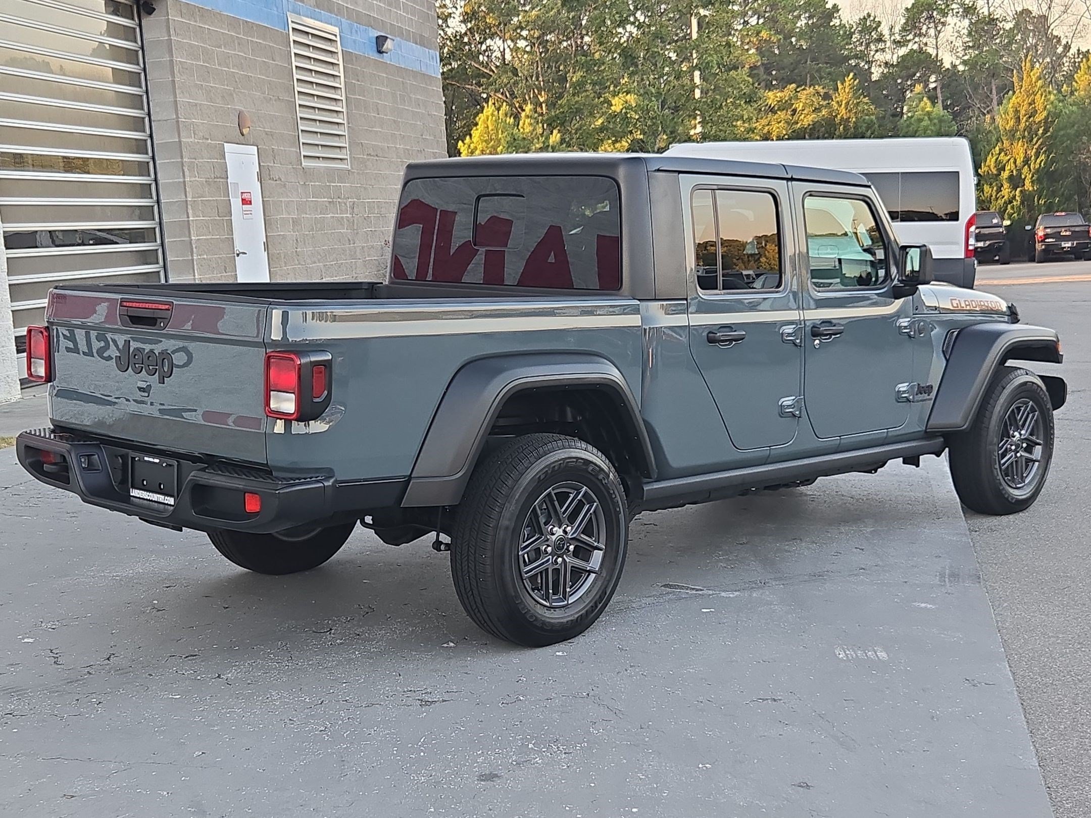 Used 2025 Jeep Gladiator Sport AWD/4WD image 7
