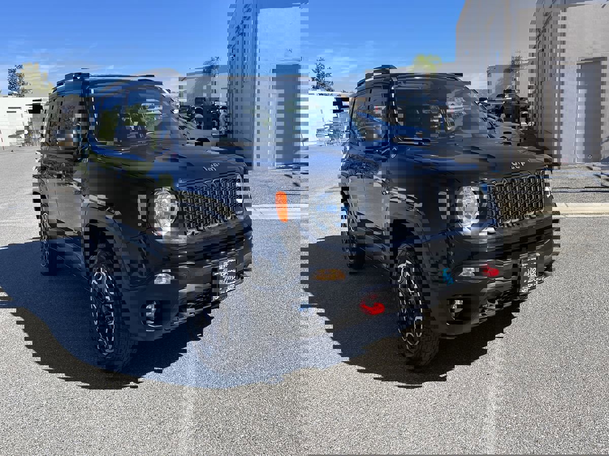 Used 2016 Jeep Renegade Trailhawk w/ Premium Trailhawk Package image 3