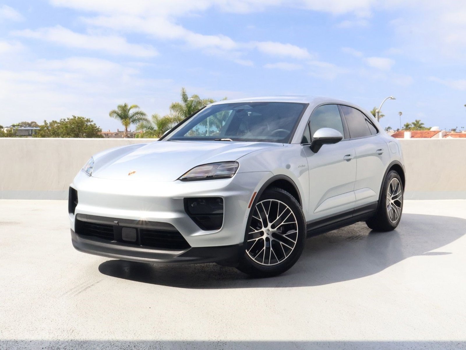 Certified 2025 Porsche Macan Electric RWD image 1