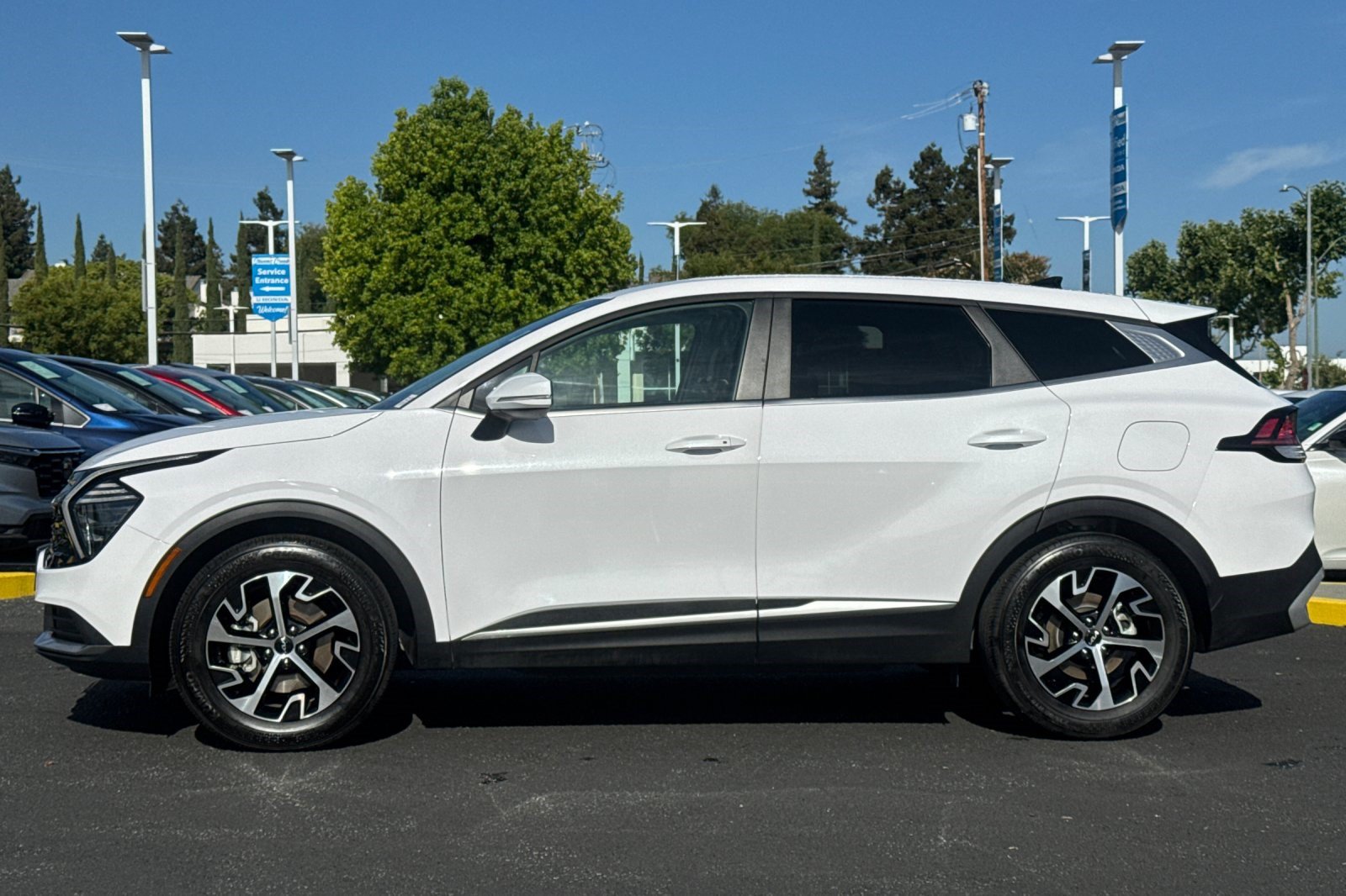 Used 2024 Kia Sportage EX FWD image 2