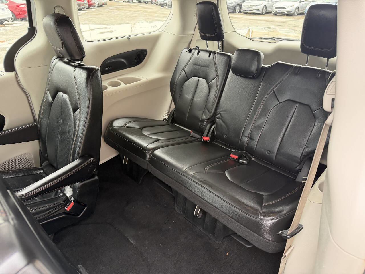 Used 2018 Chrysler Pacifica Touring-L w/ Tire & Wheel Group image 19