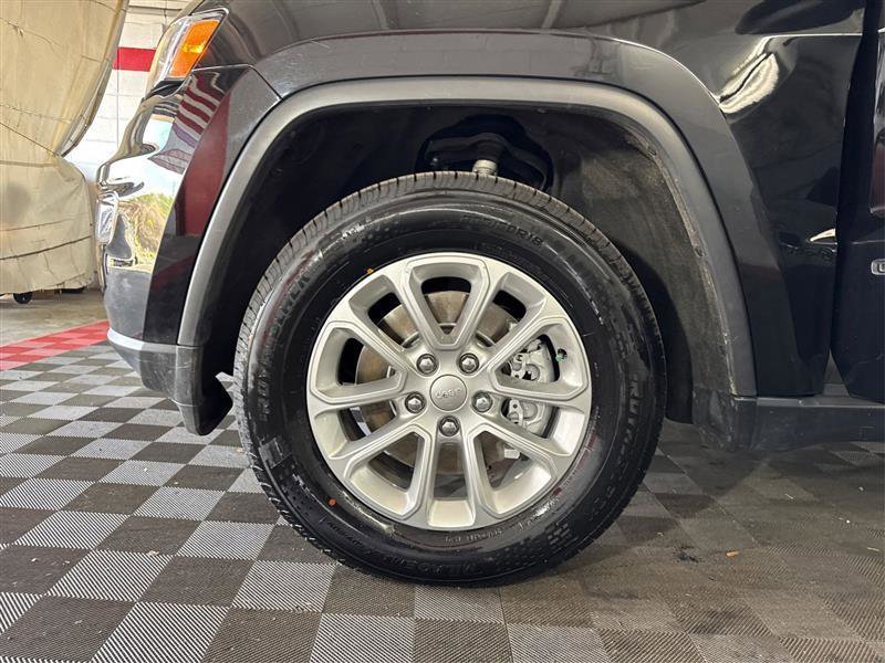 Used 2022 Jeep Grand Cherokee Laredo E AWD/4WD image 28