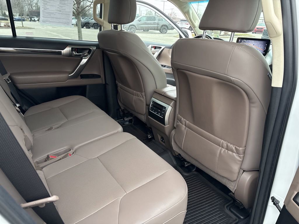 Used 2023 Lexus GX 460 Premium w/ Premium Package image 13