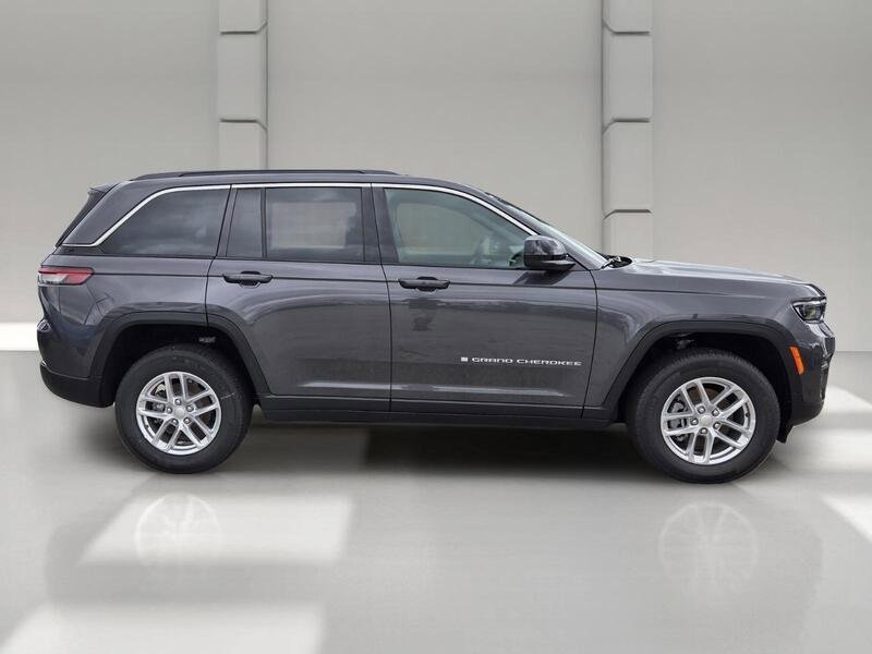 Used 2026 Jeep Grand Cherokee Laredo AWD/4WD image 6