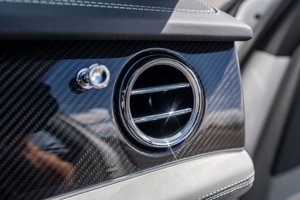 Used 2025 Bentley Bentayga image 52