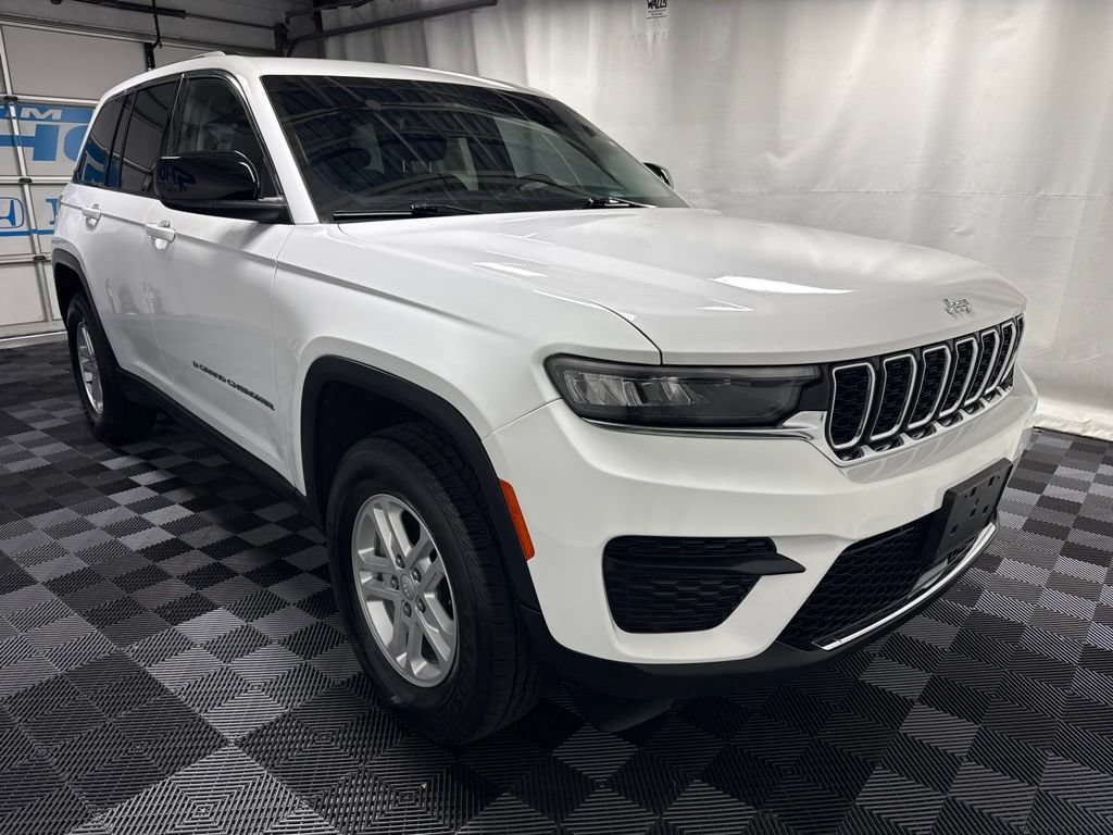 Used 2023 Jeep Grand Cherokee Laredo AWD/4WD image 3