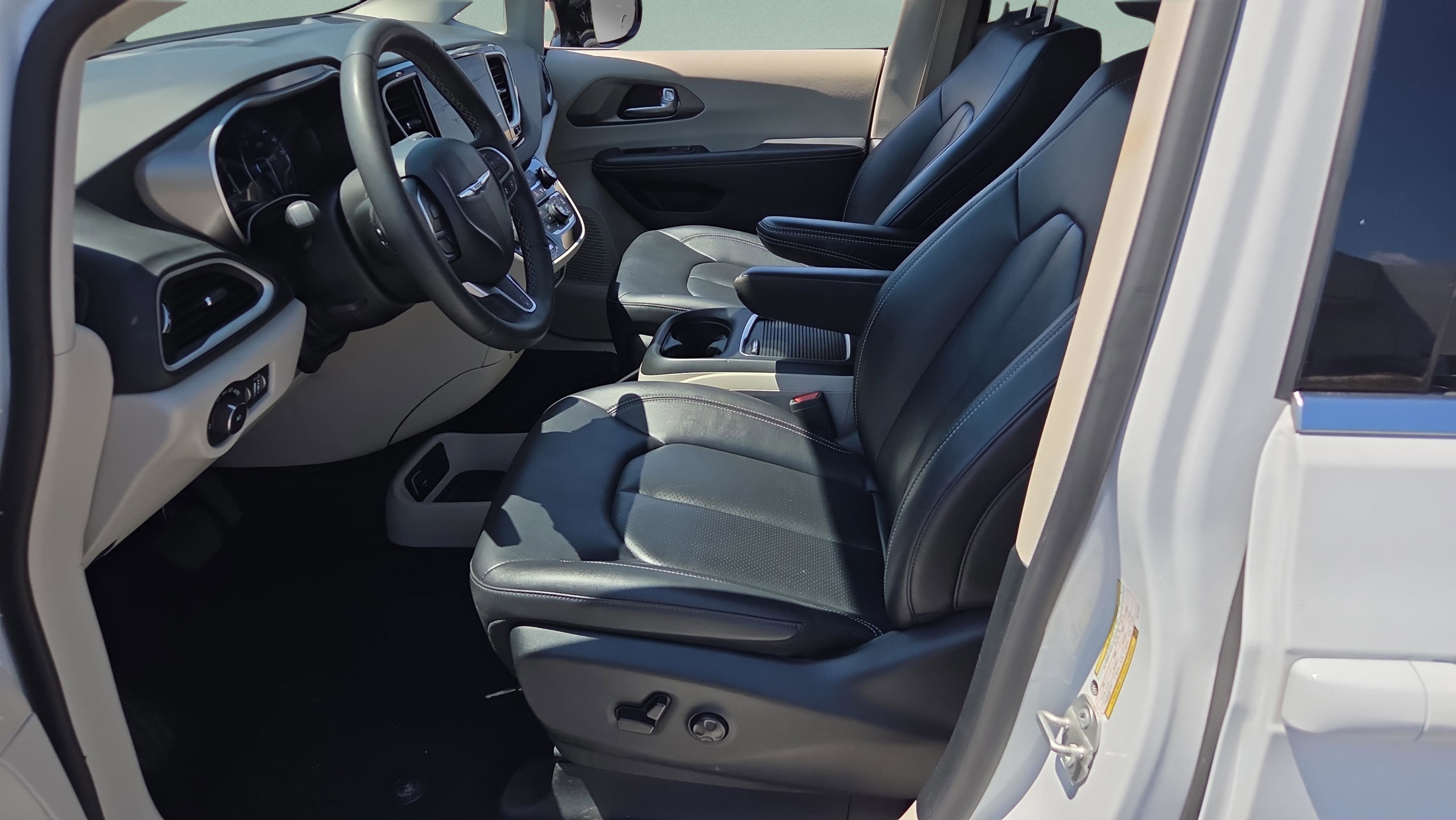 Used 2024 Chrysler Pacifica Touring-L image 9