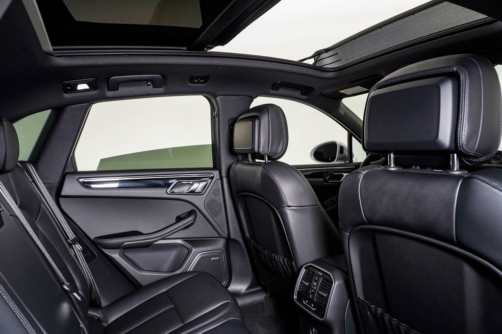 Certified 2026 Porsche Macan AWD/4WD image 16