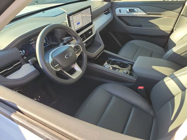 Used 2025 Ford Explorer Active w/ Active Comfort Package RWD image 3