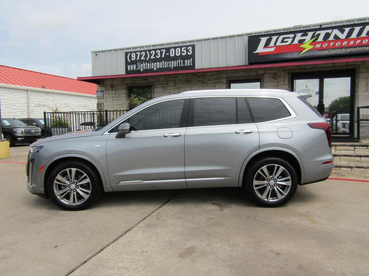 Used 2025 Cadillac XT6 Premium Luxury FWD image 2