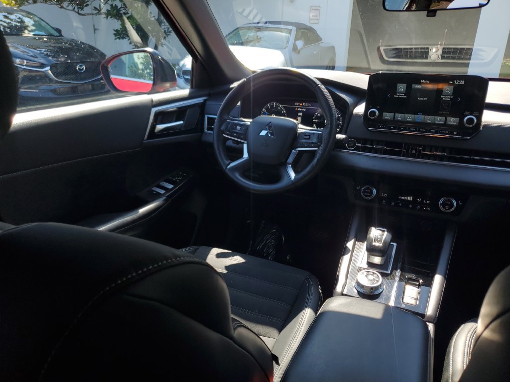 Used 2023 Mitsubishi Outlander SE Black Edition FWD image 14
