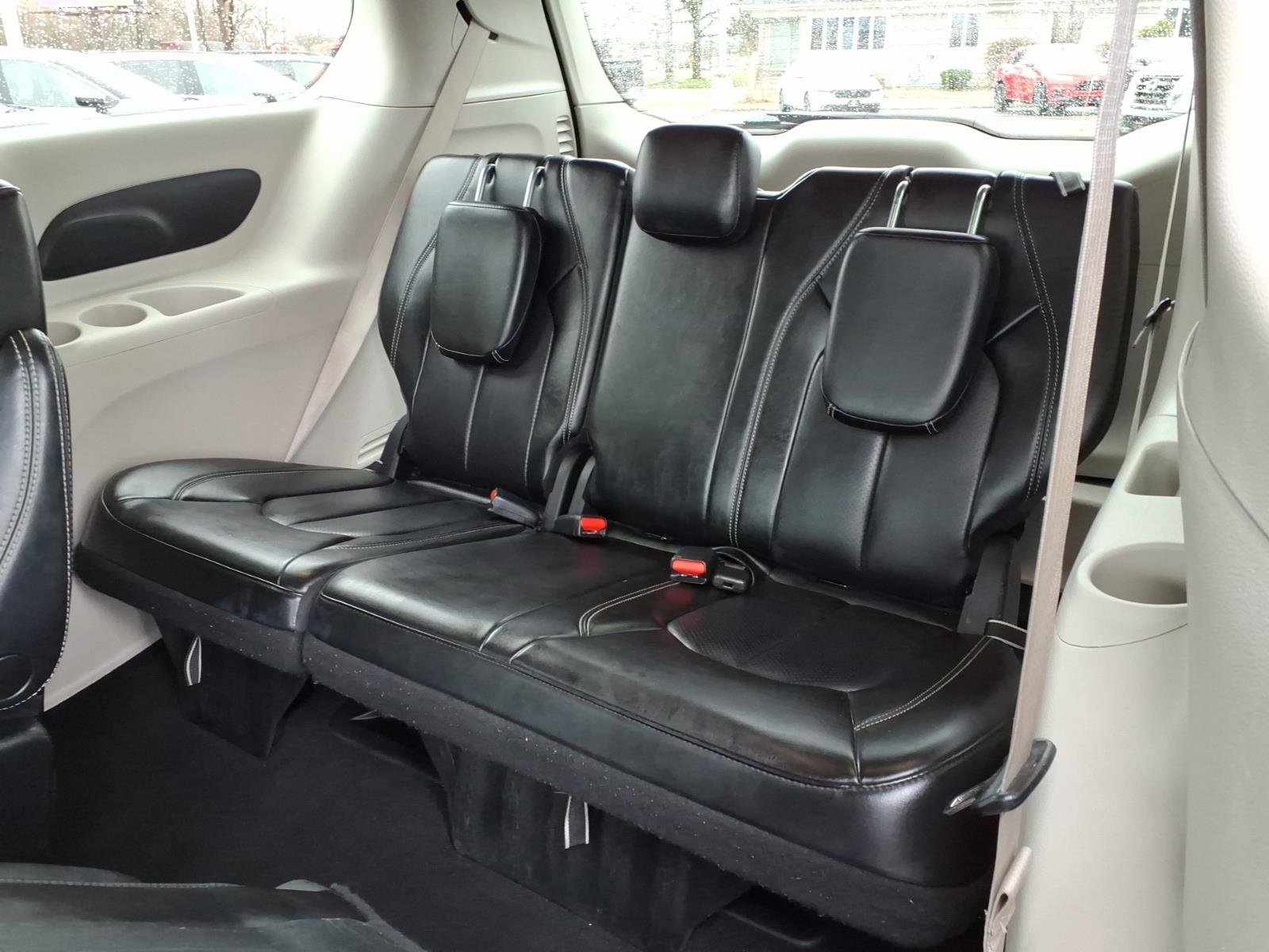 Used 2023 Chrysler Pacifica Touring-L image 7
