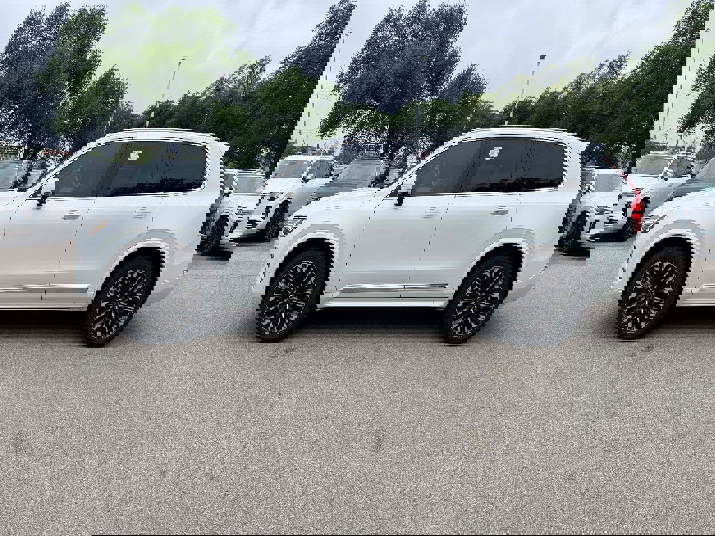 Certified 2025 Volvo XC90 B5 Plus image 3