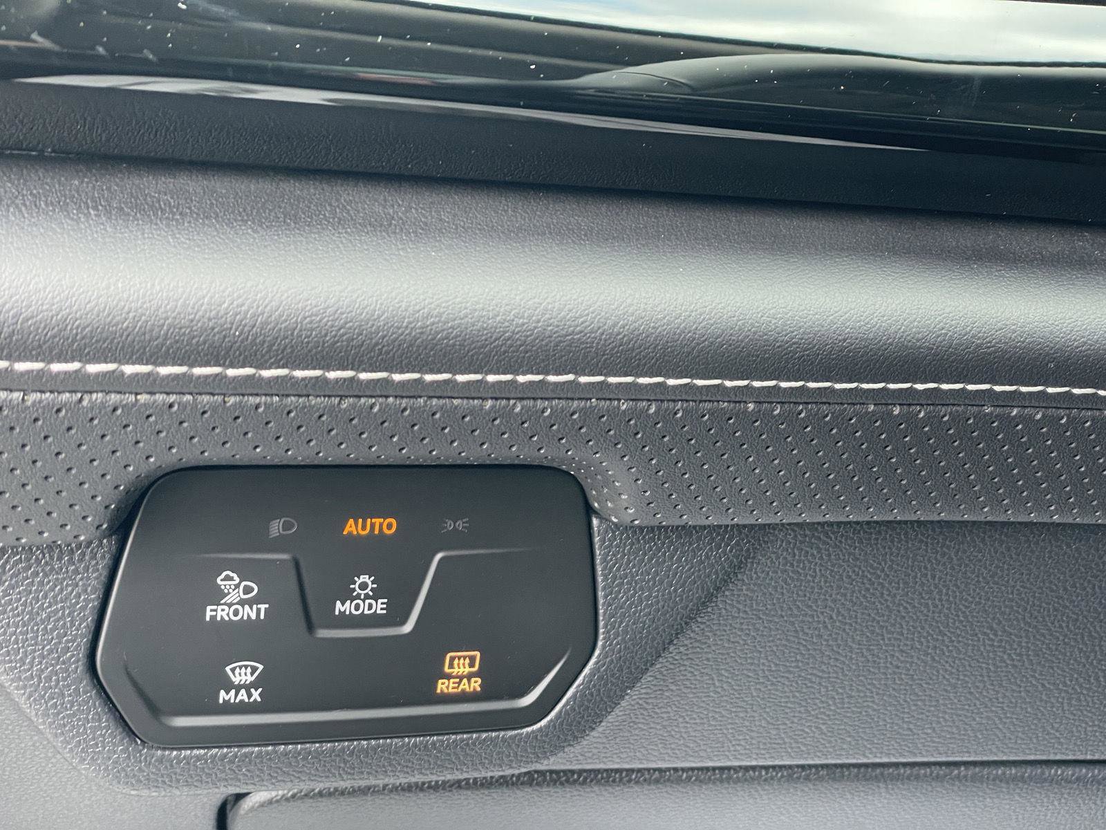 Used 2024 Volkswagen Atlas SE w/ Panoramic Sunroof Package image 28