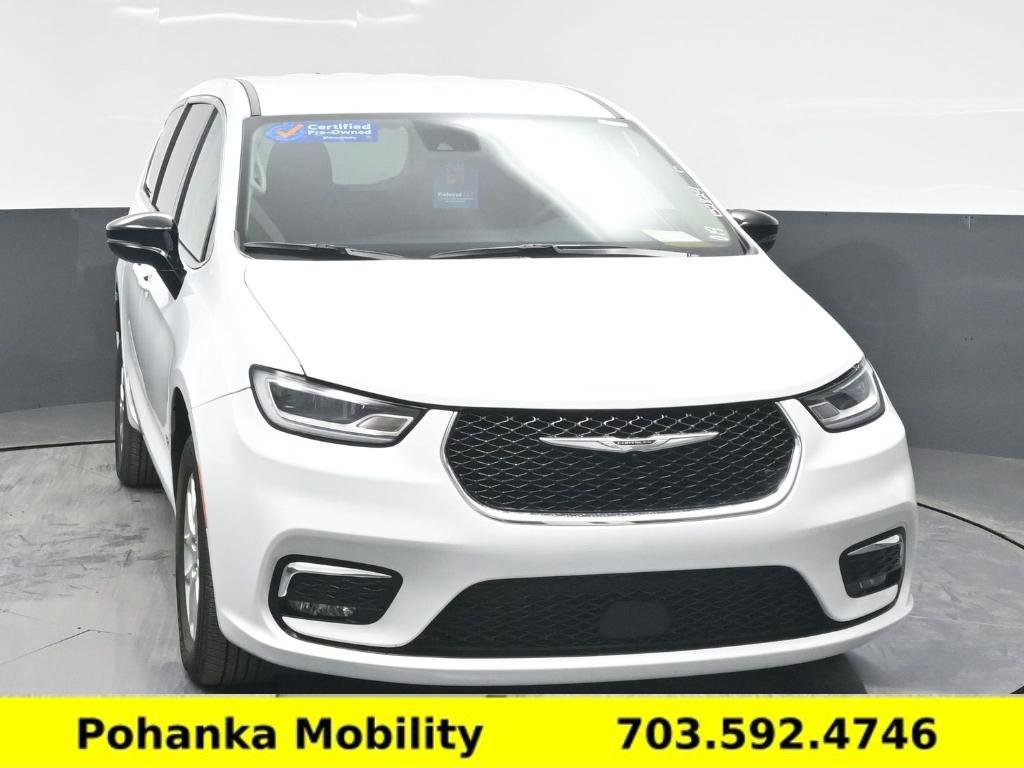 Used 2024 Chrysler Pacifica Touring-L image 2