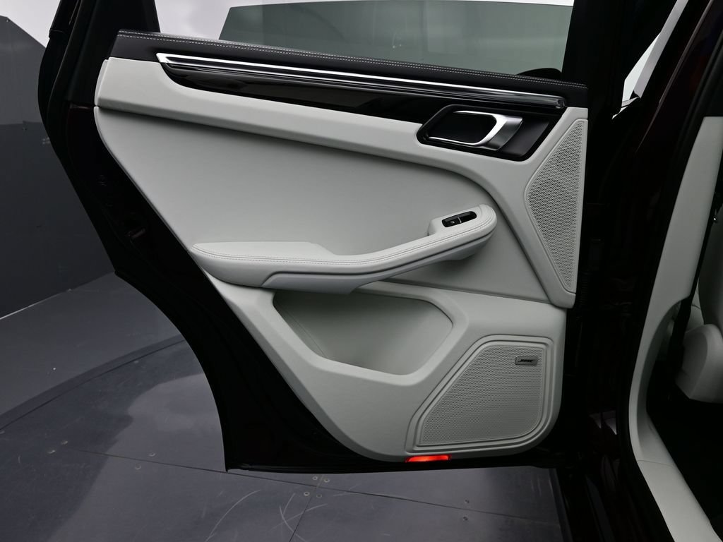 Certified 2026 Porsche Macan AWD/4WD image 17