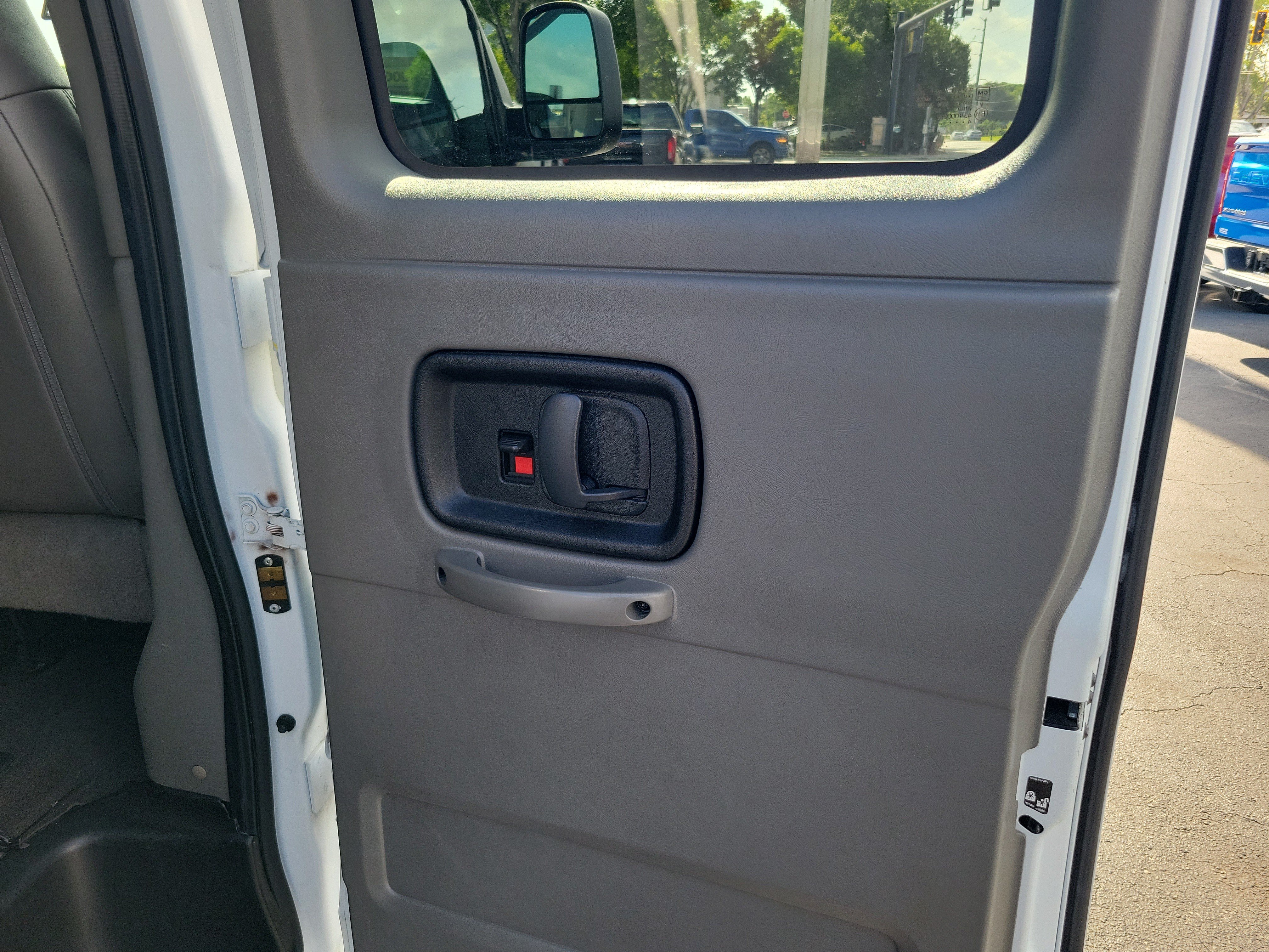 Used 2025 GMC Savana 3500 LT w/ LT Preferred Equipment Group RWD image 9