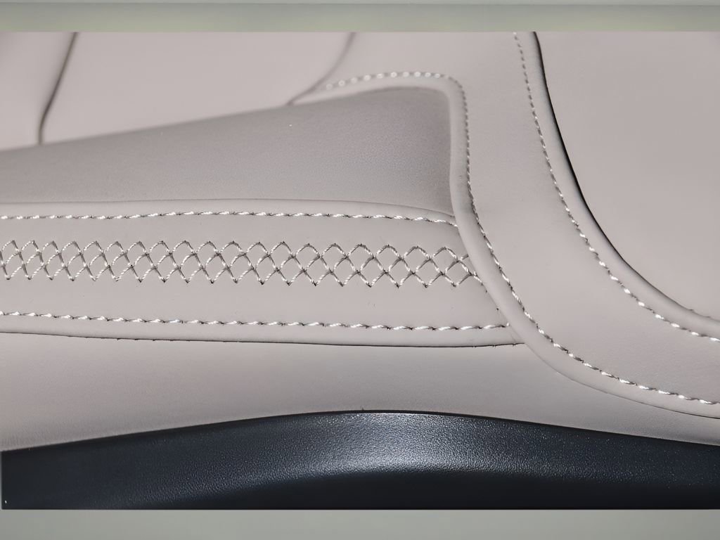 Certified 2025 Volvo XC90 T8 Plus w/ Protection Package Premier image 24