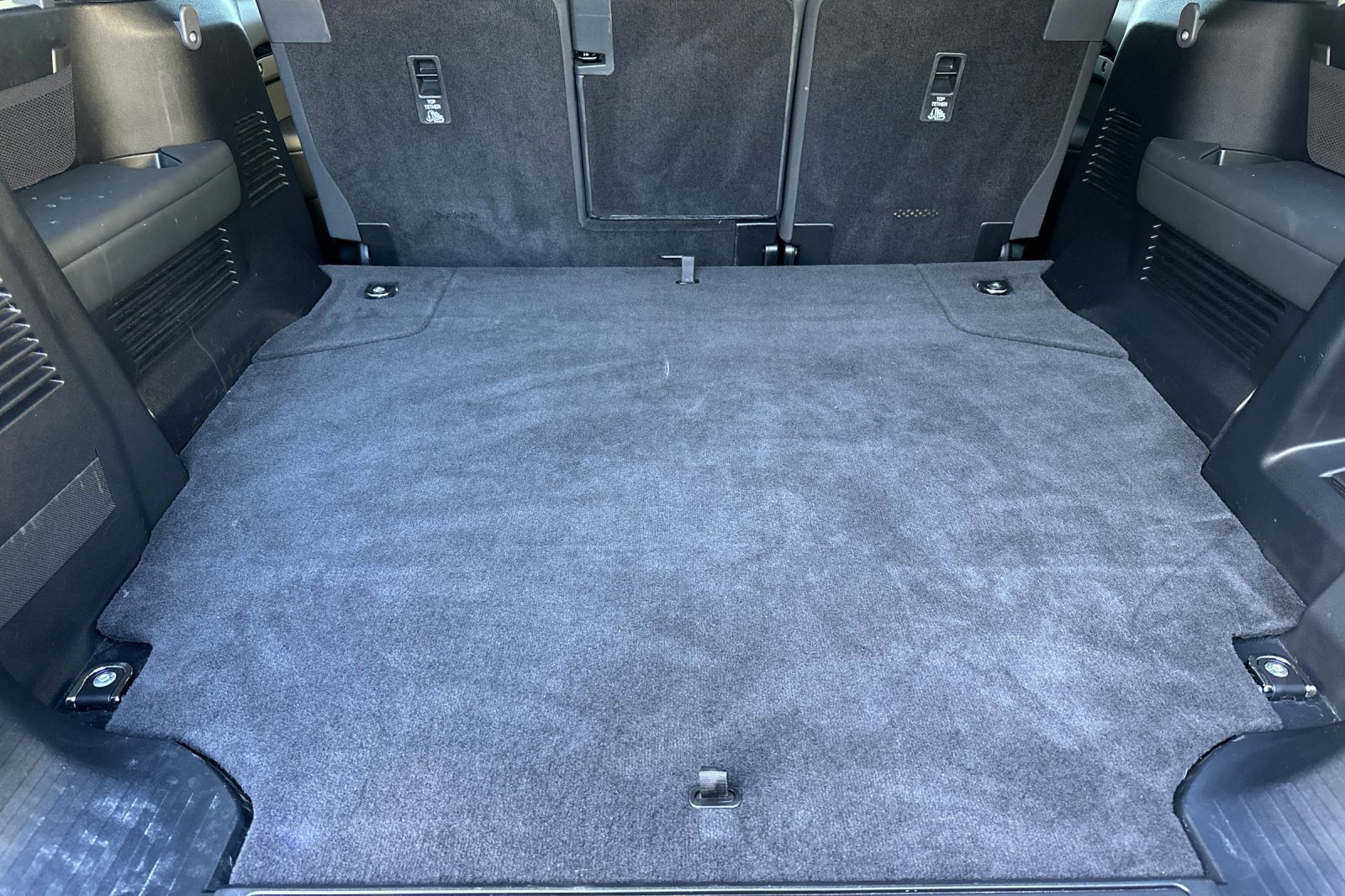 Used 2023 Land Rover Defender 130 X-Dynamic SE image 13