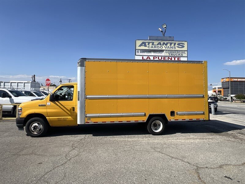 Used 2022 Ford E-350 and Econoline 350 Super Duty RWD image 2