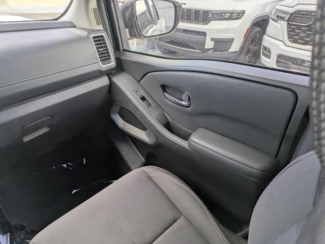 Used 2023 Nissan Frontier 4x4 Crew Cab image 17
