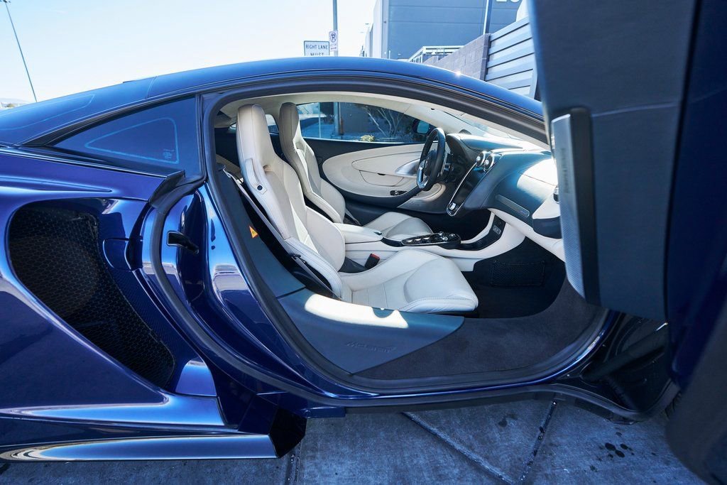 Used 2022 McLaren GT RWD image 28