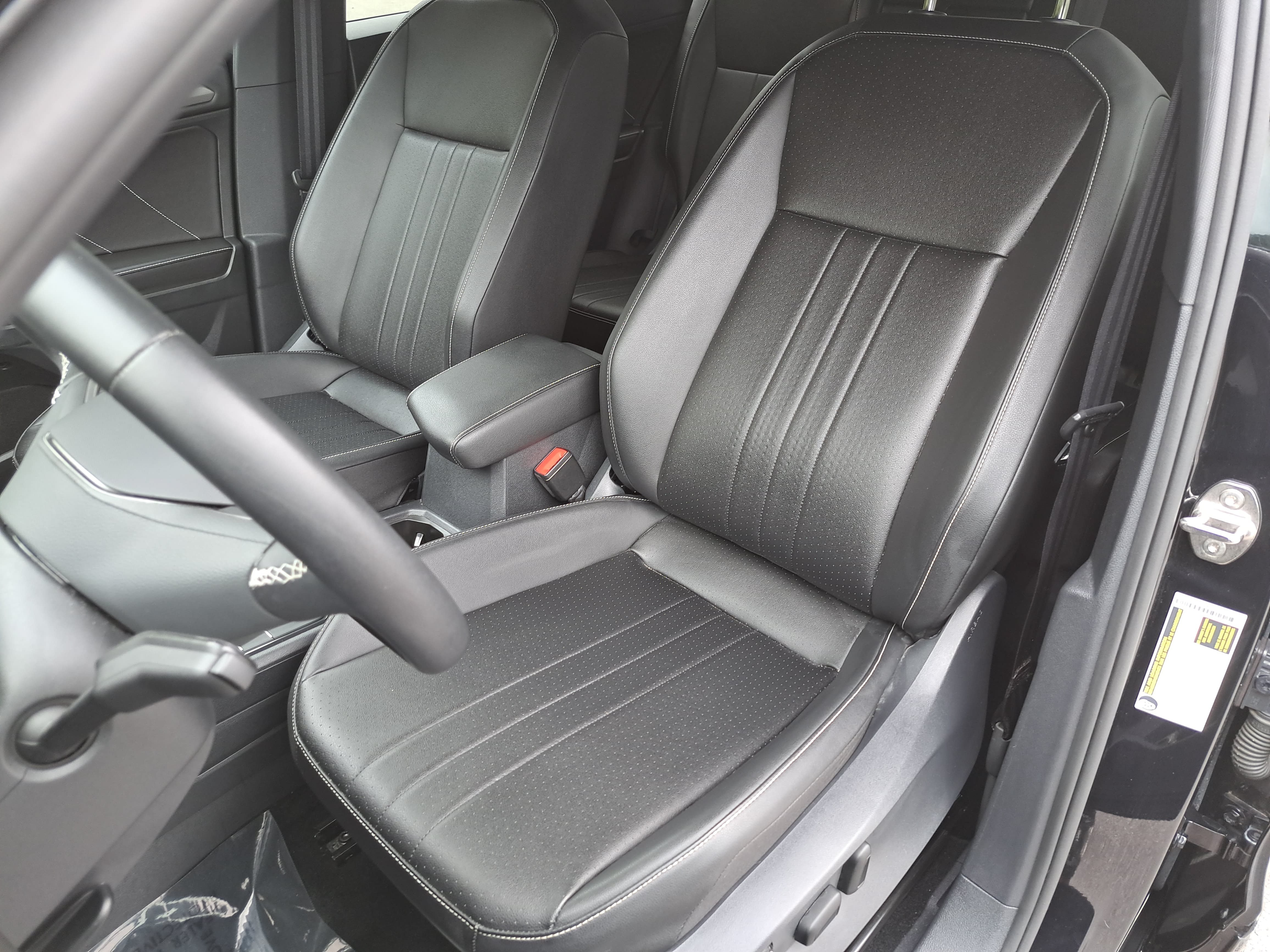 Used 2023 Volkswagen Tiguan SE R-Line FWD image 15