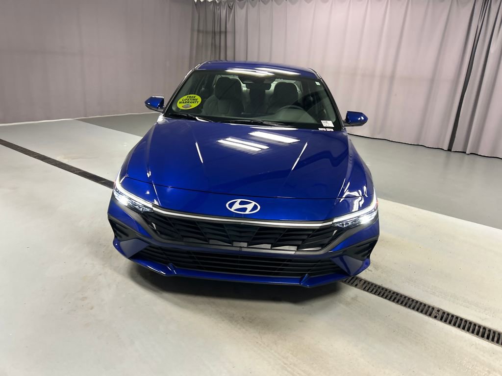 Used 2025 Hyundai Elantra SE image 2