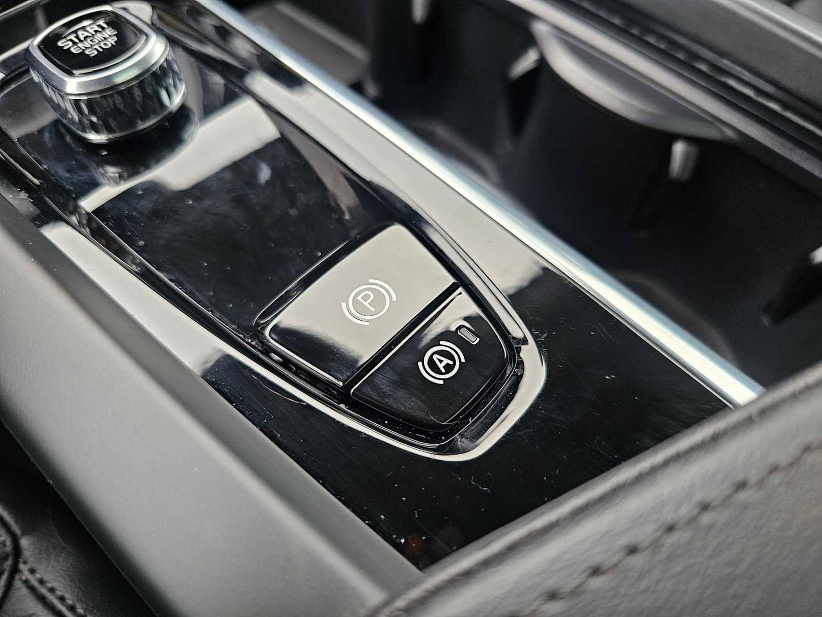 Certified 2025 Volvo XC60 B5 Core w/ Protection Package Premier image 37