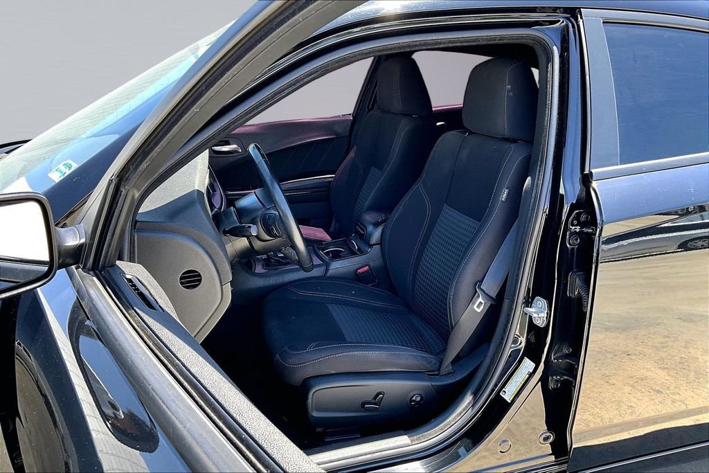 Used 2019 Dodge Charger SXT w/ Blacktop Package RWD image 3
