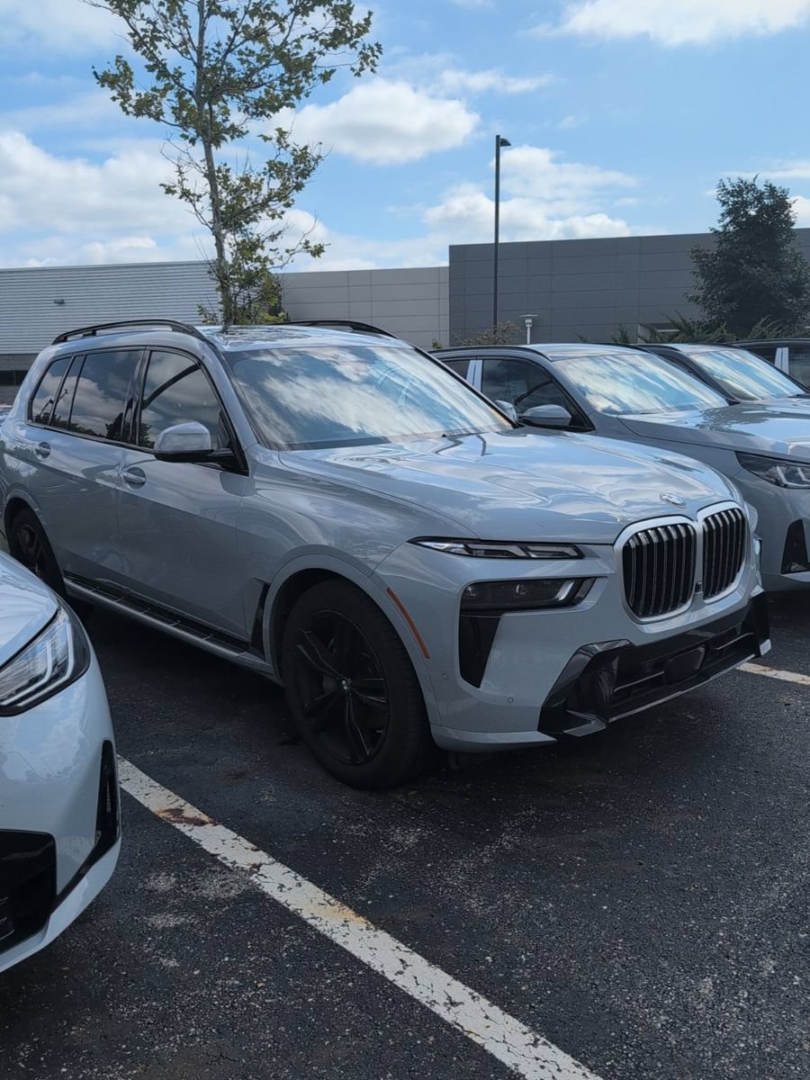 Used 2024 BMW X7 xDrive40i w/ M Sport Package AWD/4WD image 5