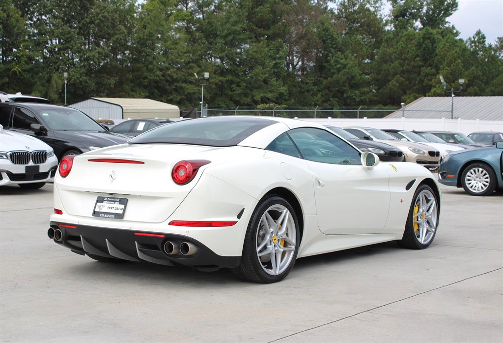 Used 2015 Ferrari California T RWD image 13