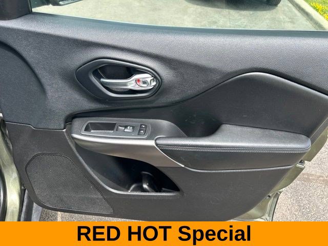 Used 2019 Jeep Cherokee Latitude Plus AWD/4WD image 44