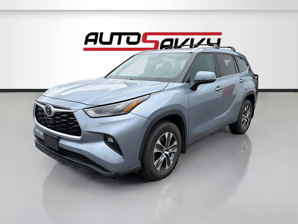 Used 2022 Toyota Highlander XLE AWD/4WD image 3