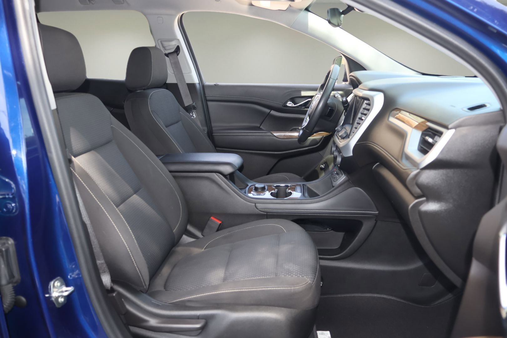 Used 2023 GMC Acadia SLE w/ Driver Convenience Package FWD image 19